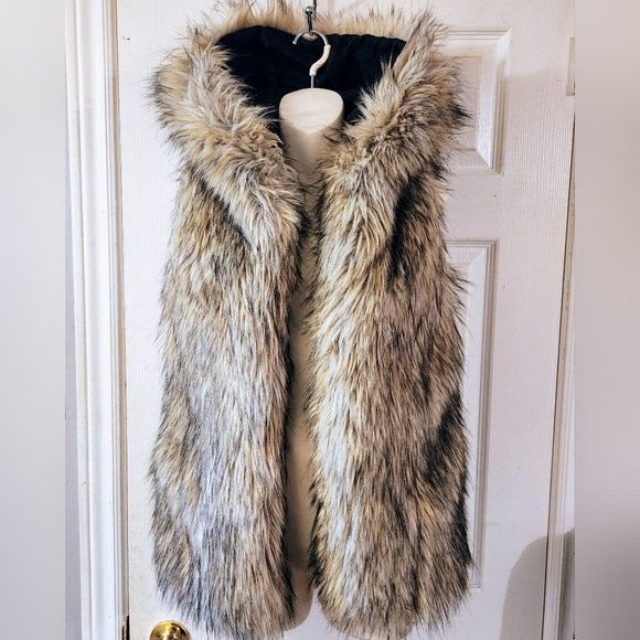 Aritzia Sunday Best Faux Fur Vest Xxs (fits like small - over sized) - Picture 3 of 6